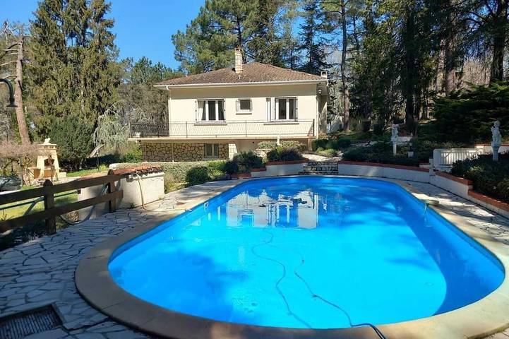 Location de vacances pour 12 personnes, avec Balcon ainsi que Jardin et Piscine à Cuzorn