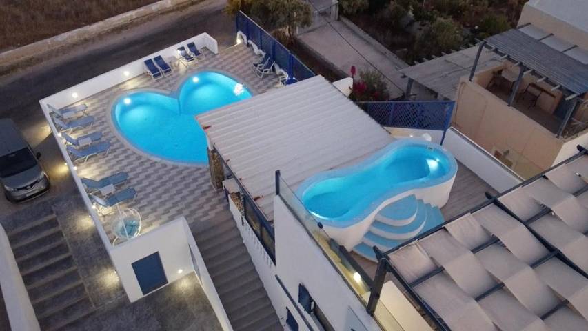 Location de vacances pour 3 personnes, avec piscine ainsi que terrasse et jacuzzi dans Perivolos - 2