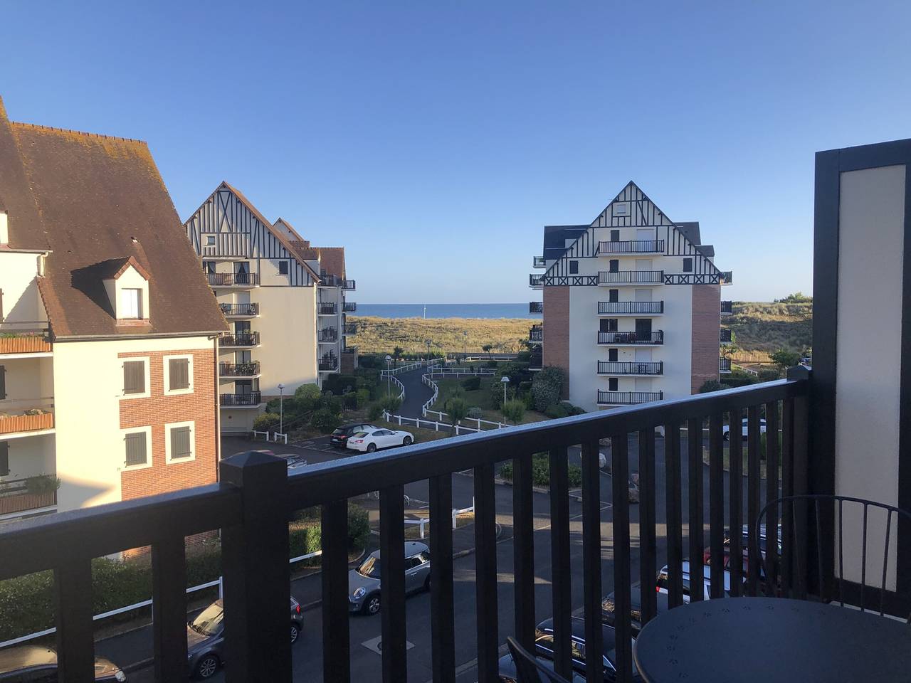 Entire apartment, Cabourg: Beachside apartment, balcony, internet, parking in Cabourg, Caen region