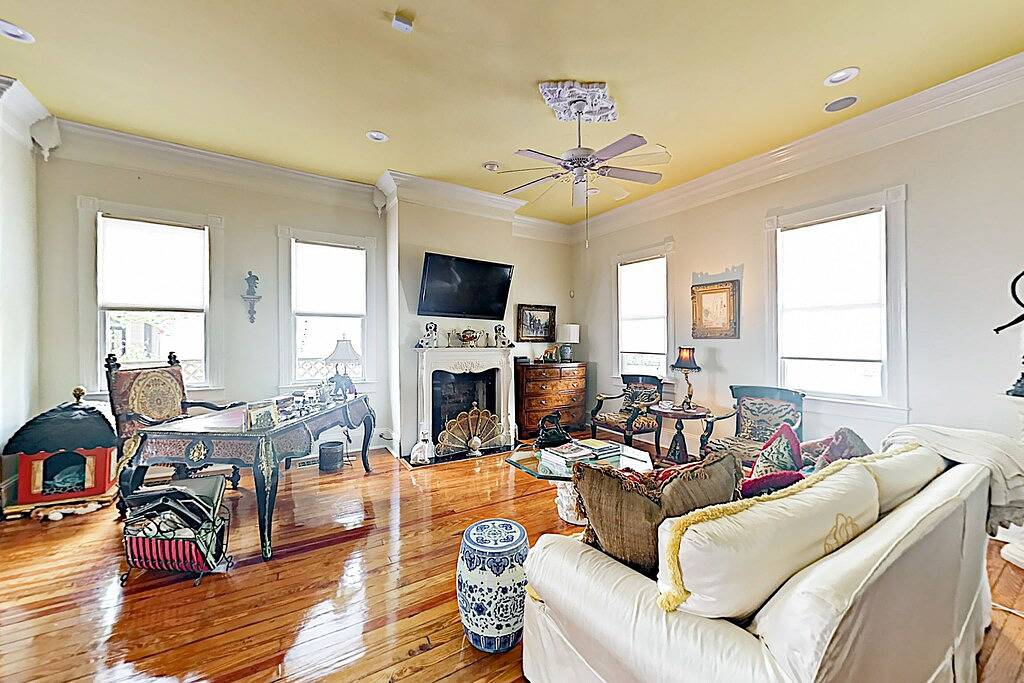 Designer home in Historic District with upscale kitchen in Savannah, Chatham County