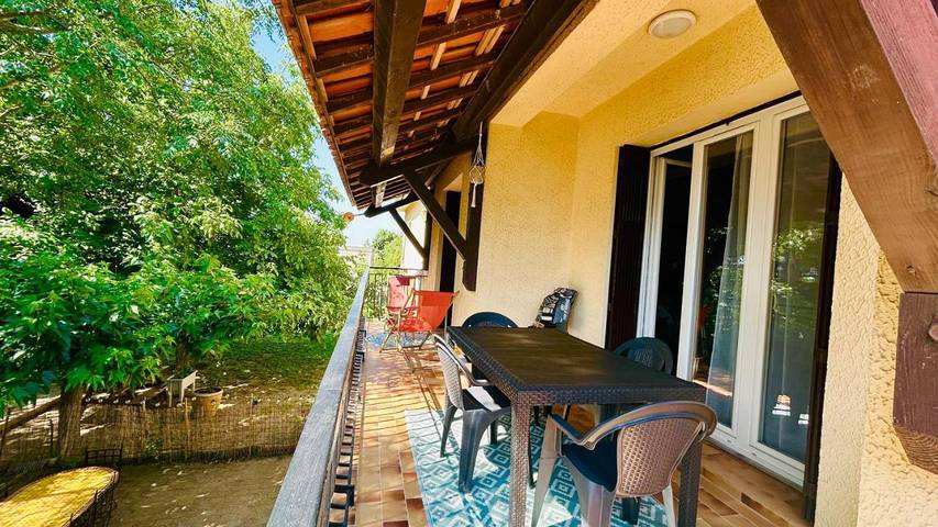 Ferienwohnung für 9 Personen, mit Balkon und Terrasse sowie Ausblick in Maraussan