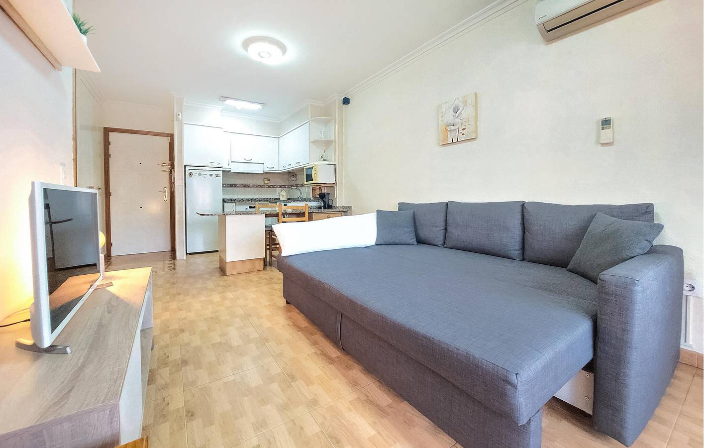 Apartamento vacacional entero, Acogedor apartamento con terraza, aire acondicionado y calefacción cerca de la playa y del centro de la ciudad in Canet de Berenguer, Costa de Valencia