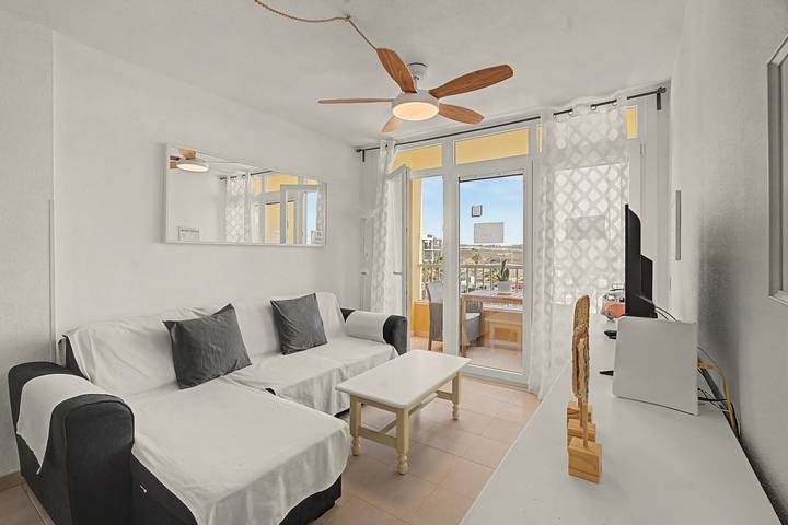 Ganze Wohnung, Ferienwohnung 'Alquilaencanarias-medano Lagos De' mit Bergblick, Pool & WLAN in Playa el Médano, Granadilla de Abona