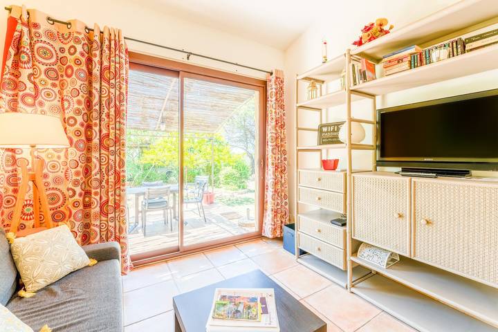 Villa "Gîte De Camp Chéri" with Shared Pool, Wi-Fi, and Air Conditioning in Sommières, Medelhavskusten (Frankrike)