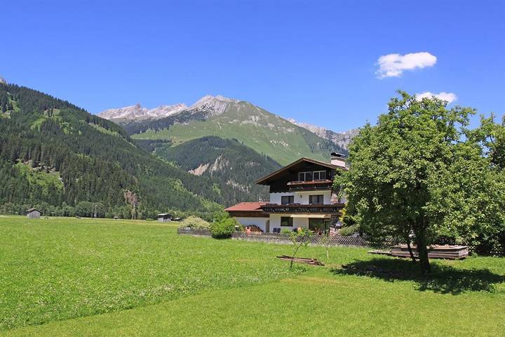 Ferienwohnung für 6 Personen, mit Balkon und Garten sowie Ausblick im Lechtal