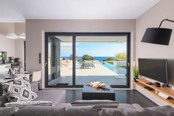 Vacation Rental for 8 Guests in Rhodes, Dodecanese, Picture 2