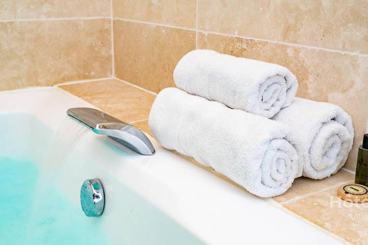 Location de vacances pour 14 personnes, avec jacuzzi et jardin, adapté aux familles à Bonnac-la-Côte - 4