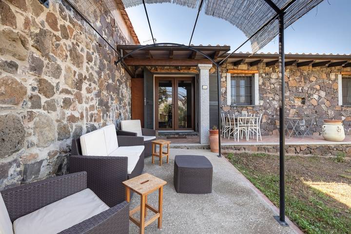Ferienwohnung für 6 Personen, mit Balkon und Garten sowie Seeblick in Dorgali