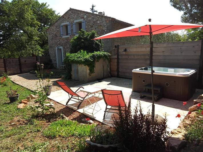 Appartement de vacances pour 2 personnes, avec jacuzzi ainsi que terrasse et jardin