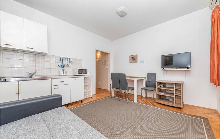 Apartamento vacacional entero, Refugio junto al mar: apartamento con aire acondicionado, terraza y aparcamiento in Trogir, Condado de Split-Dalmacia