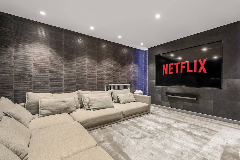 The Didsbury Retreat l Cinema l Sleeps 8 in Manchester, Greater Manchester