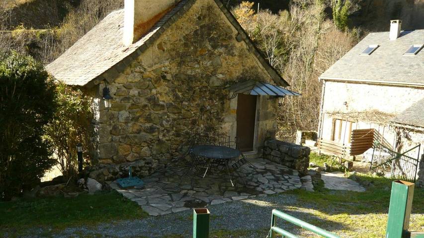 Gîte pour 8 personnes, avec jardin et vue ainsi que sauna et piscine, animaux acceptés à Sarrance