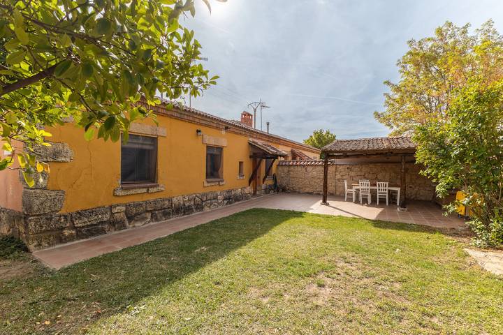 Casa rural para 6 personas, con jardín, Se admiten mascotas en Provincia de Segovia - 2