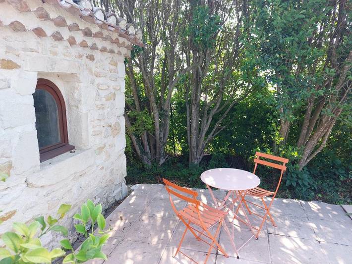 Location de vacances pour 2 personnes, avec piscine et vue ainsi que terrasse et jardin à La Garde-Adhémar - 3