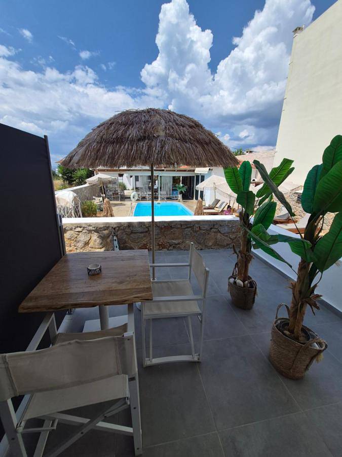 Chambre d’hôte pour 2 personnes, avec balcon ainsi que jacuzzi et piscine dans Égine - 4