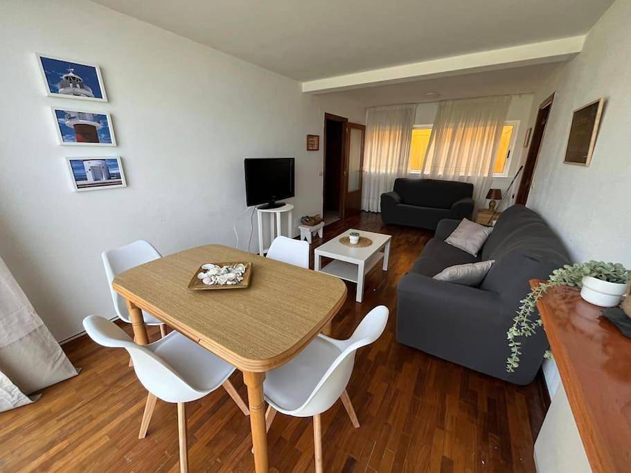 Appartement entier, Piso primera línea de playa y vistas al mar en Cariño in Area da Concha (Cariño), Cariño