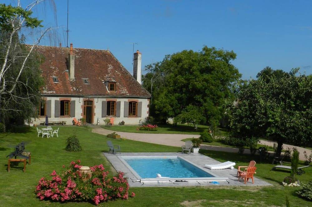 Gîte à la ferme avec piscine, animaux admis en Sologne Bourbonnaise in Mercy, Allier