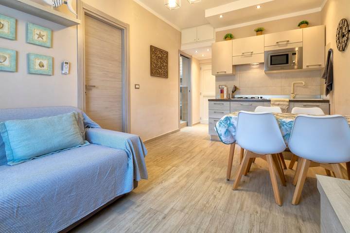 Entire apartment, Apartment 'Alghero Via Lido' with Shared Pool and Air Conditioning in Spiaggia di Maria Pia (Alghero), Alghero