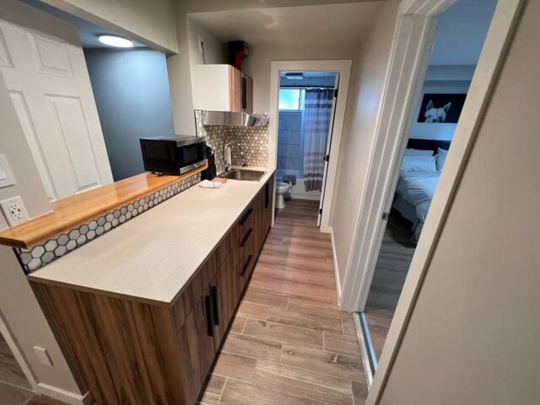 Entire apartment, Cozy 1 Bedroom Rental with Den free parking Close to University in Edmonton, Alberta
