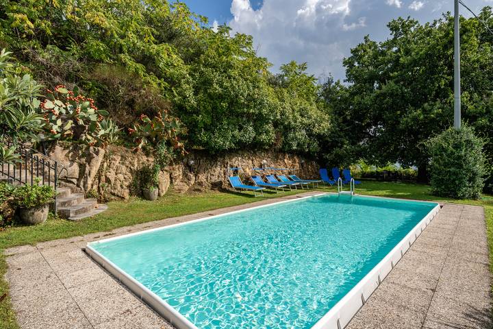 Casa vacanza per 12 persone, con giardino a Pescia