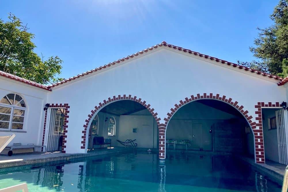 Casa vacanza a Oeste a partire da 345€ a notte