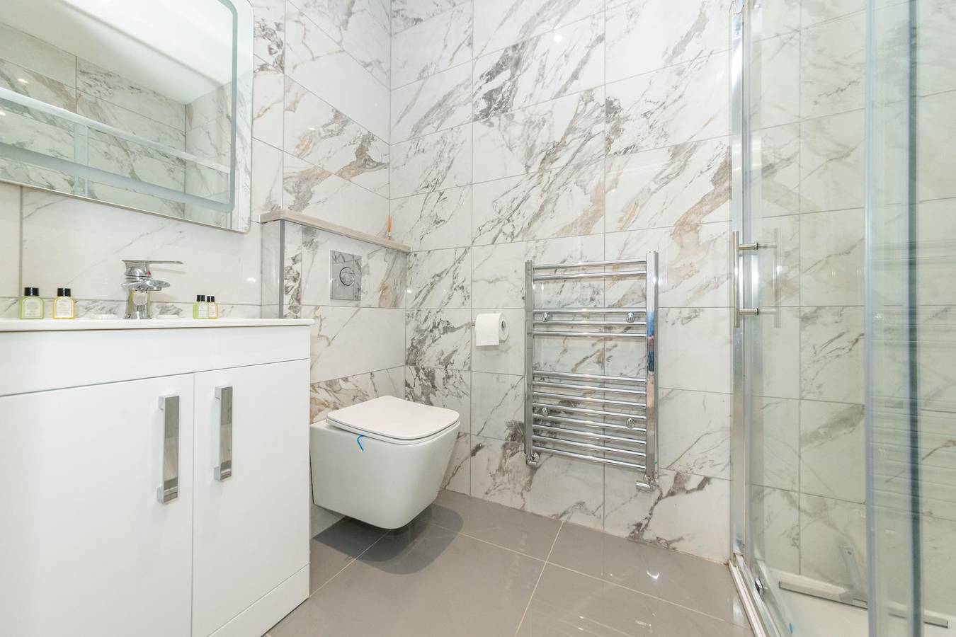Apartamento entero, Cosy Flat with Patio in Town Centre Walk to Shops - Pass the Keys in Reading, Berkshire