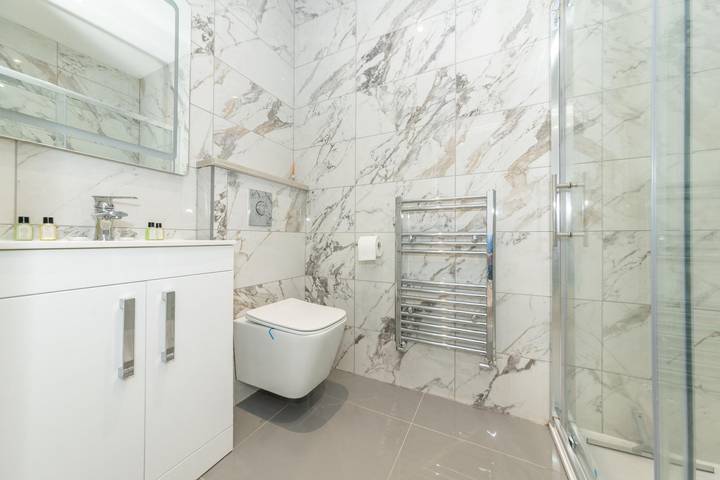 Apartamento entero, Cosy Flat with Patio in Town Centre Walk to Shops - Pass the Keys in Reading, Berkshire