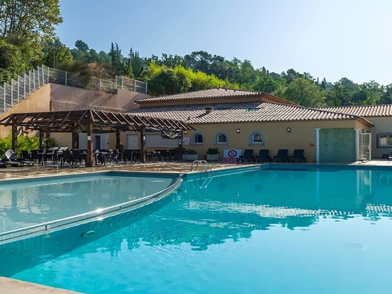 Entire apartment, Callian: Secure apartment near the lake, pets allowed in Callian, Draguignan region