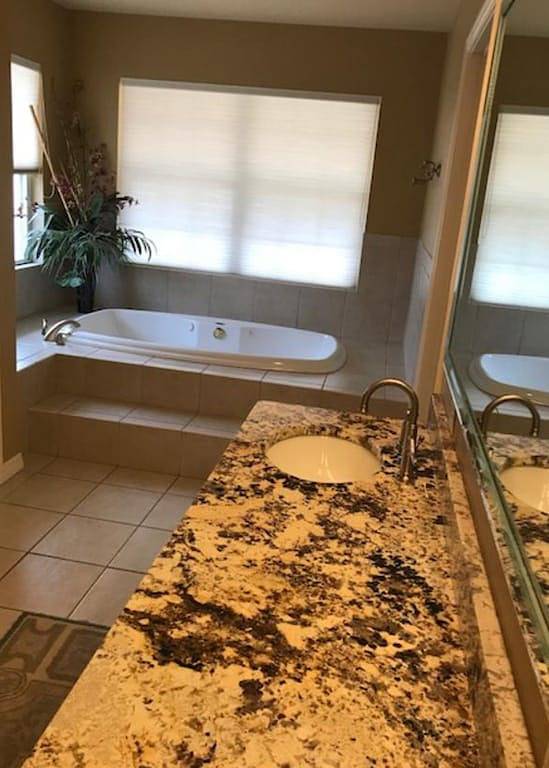 Vacation house for 12 people, with yard and hot tub in Arkansas