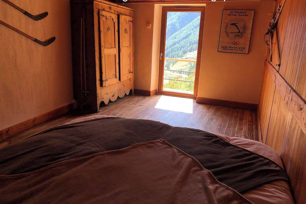 Queyrassian chalet at the foot of the slopes and at the start of hiking trails in Abriès-Ristolas, Queyras