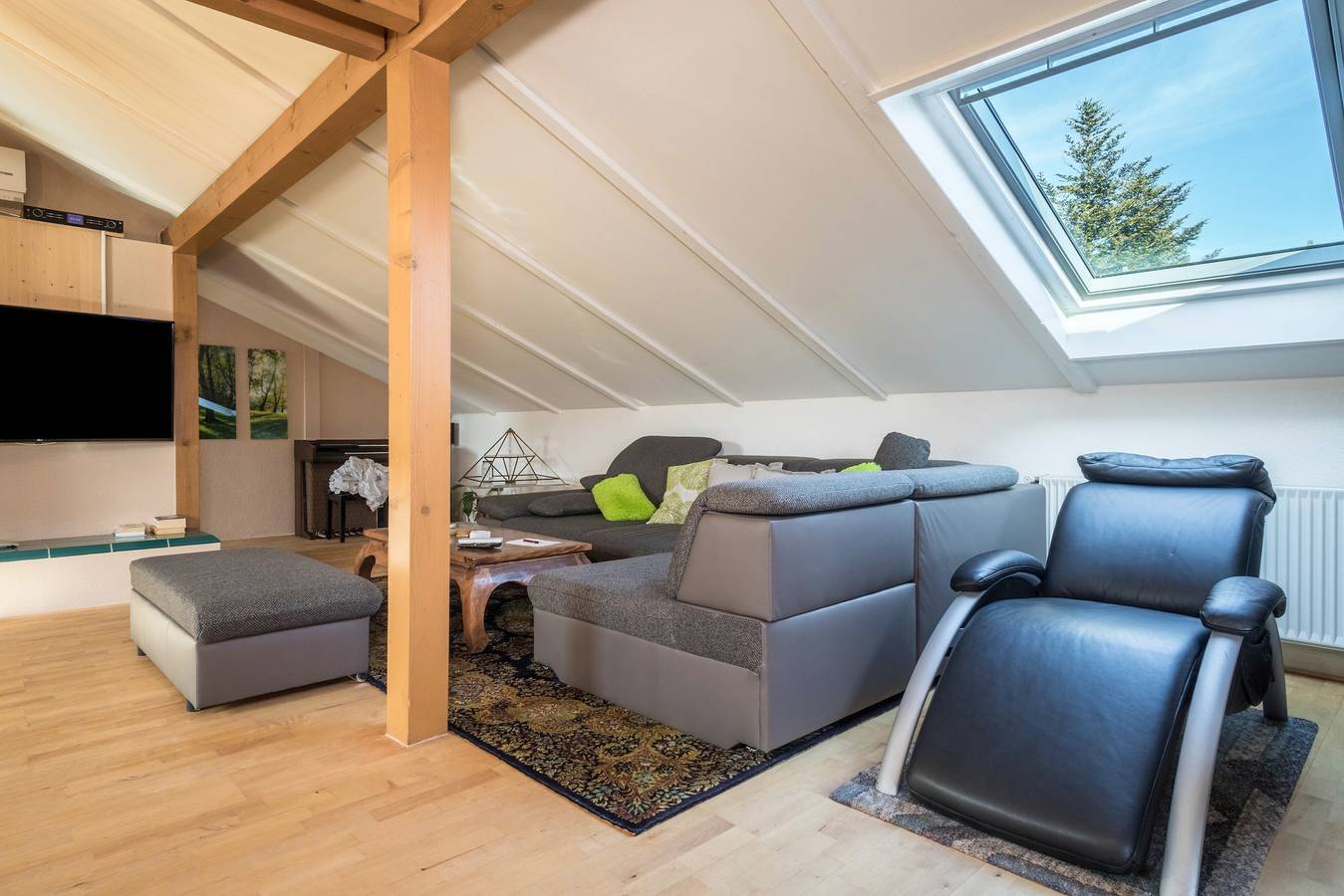 Entire apartment, Luxurious Penthouse Apartment Close to Lake Constance with Garden & Wi-Fi in Höchst, Bodensee-Vorarlberg