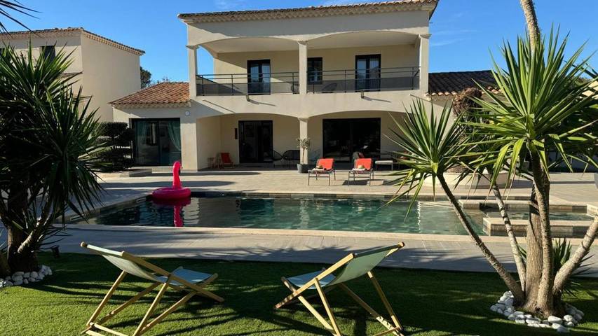 Location de vacances pour 12 personnes, avec jardin et piscine à Saint-Étienne-du-Grès