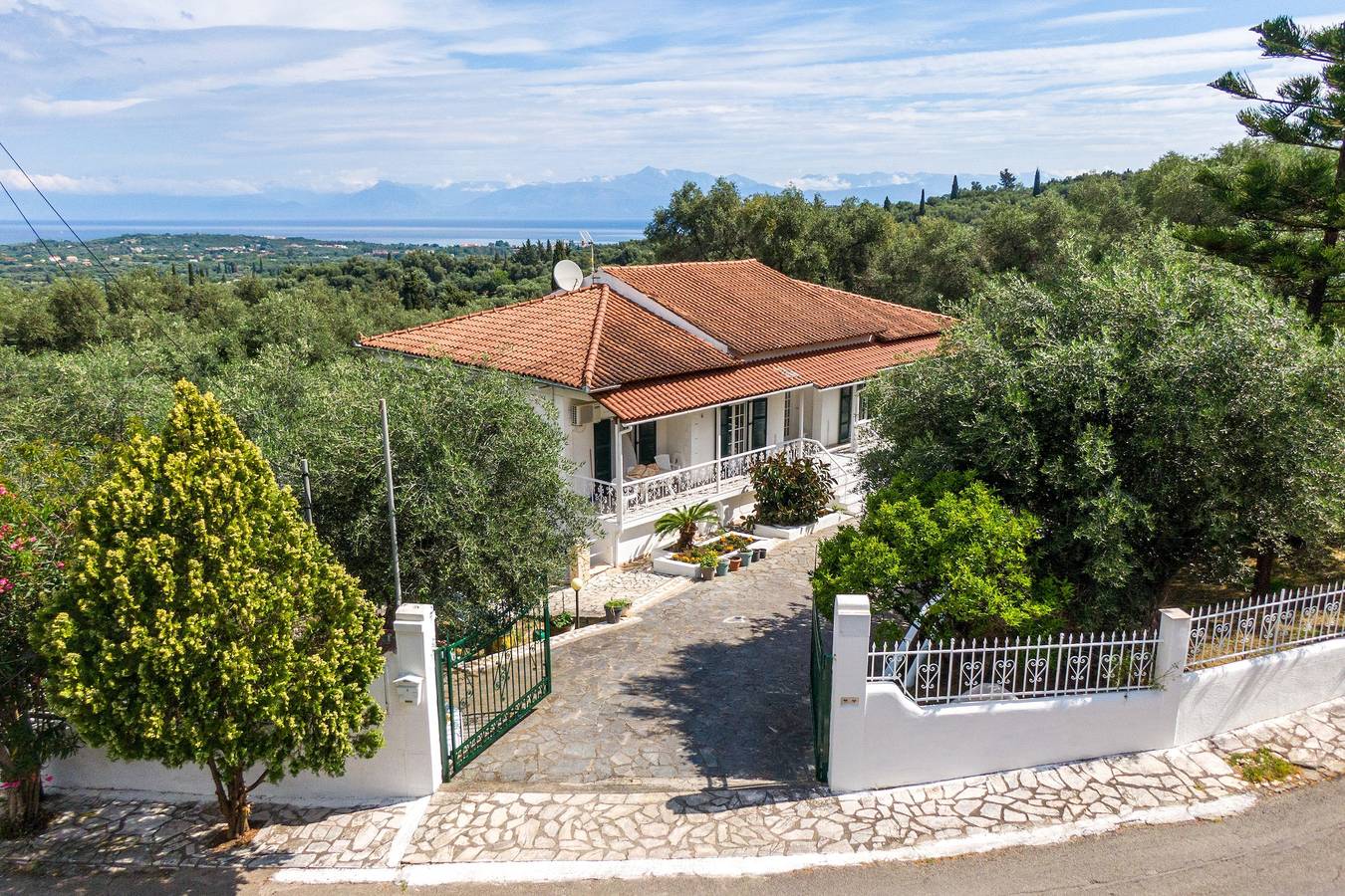 Apartamento entero, Apartamento 'The Green Cottage 1' con terraza compartida, Wi-Fi y aire acondicionado. in Corfú