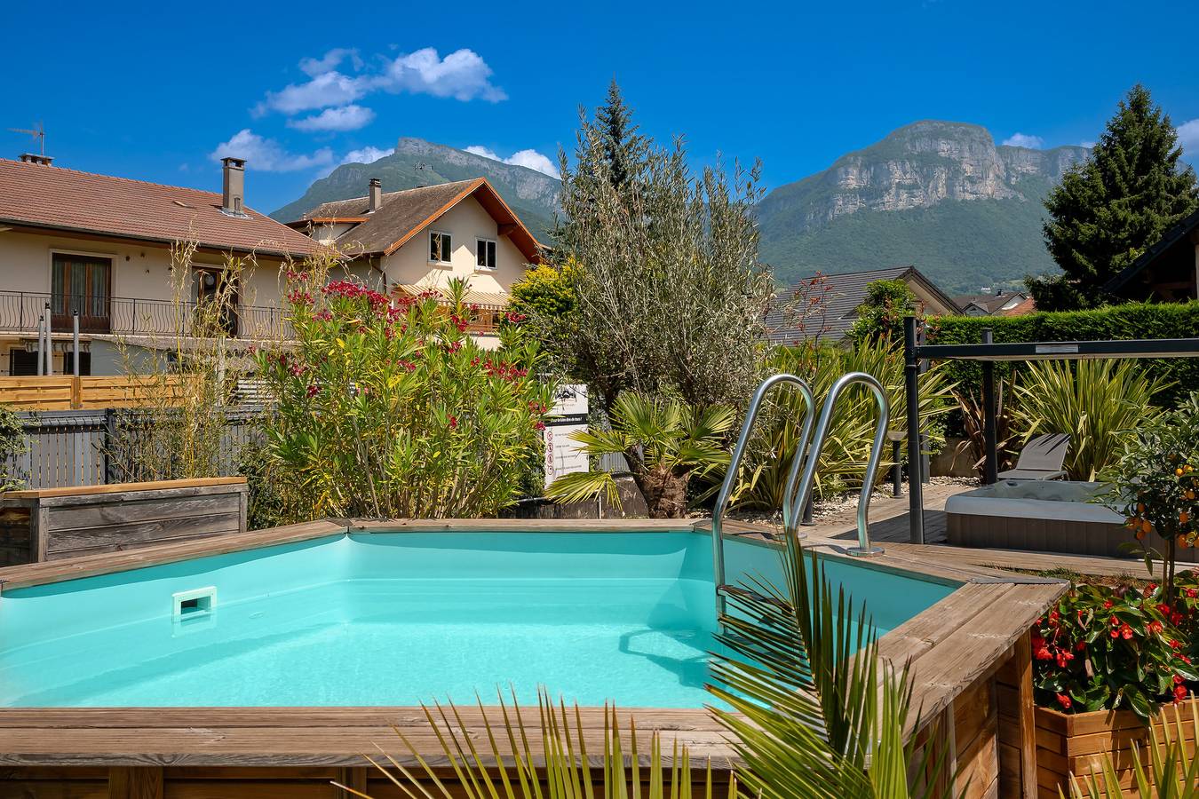 Apartamento entero, Casa de huéspedes 'La Suite Des Sommets' con piscina compartida, terraza y aire acondicionado in Barberaz, Chambéry region