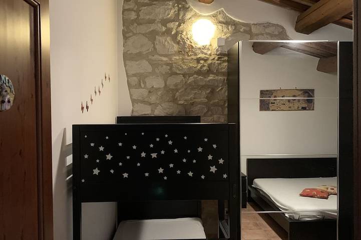 Appartamento accogliente per 8 ospiti piscina privata e jacuzzi panoramica. in Fossombrone, Valle del Metauro
