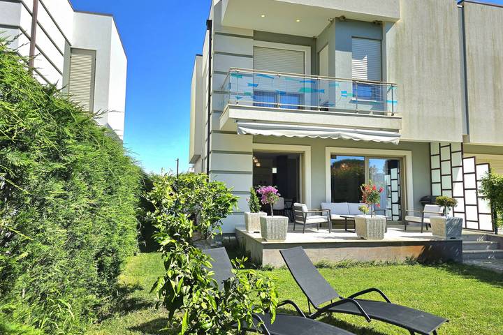 Villa pour 7 personnes, avec balcon et piscine, adapté aux familles en Albanie