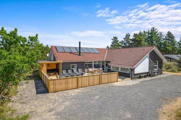 Ferienhaus für 10 Personen, mit Whirlpool und Sauna in Tirpitz Museum (Oksby)