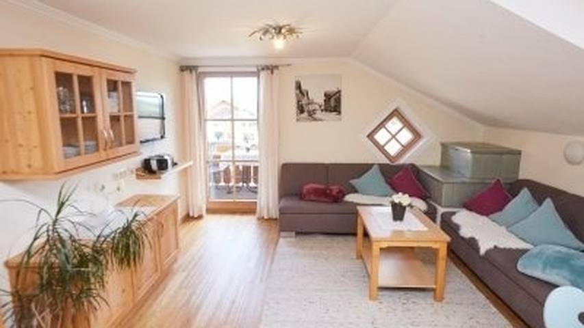 Ferienwohnung für 4 Personen, mit Ausblick und Balkon sowie Seeblick und Sauna in Wertach