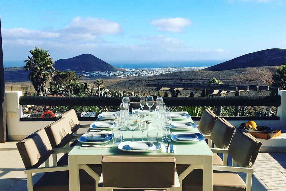 Villa de luxe pouvant accueillir jusqu'à 10 personnes avec piscine et immense jardin privé. in Nazaret, Teguise
