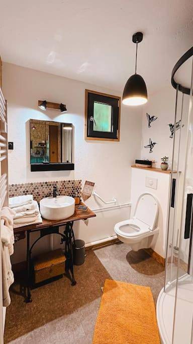 Gîte pour 4 personnes, avec vue et vue sur le lac ainsi que sauna et terrasse, animaux acceptés à Saint-Lô - 2