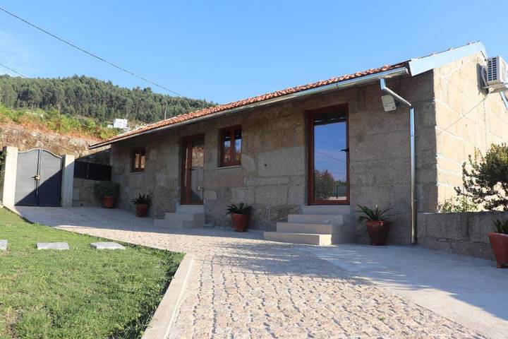 Casa de férias para 6 pessoas, com jardim e vista e ainda piscina em Cinfães