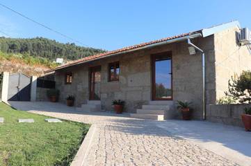 Gîte pour 6 personnes, avec jardin ainsi que piscine et vue dans Alpendurada