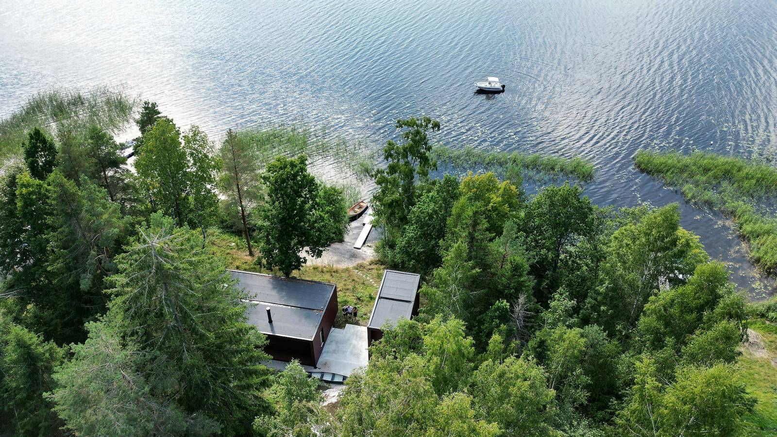 Architektonisch gestaltete Hütte mit Blick auf den Harefjord in Vänern