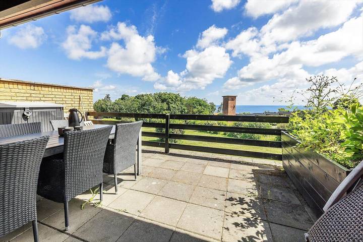 Ferielejlighed for 2 personer, med terrasse i Allinge-Sandvig