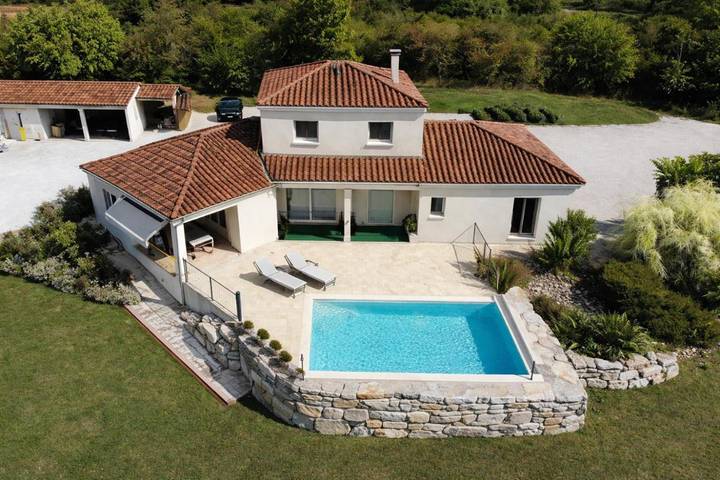 Villa pour 6 personnes, avec terrasse et piscine ainsi que jardin et vue