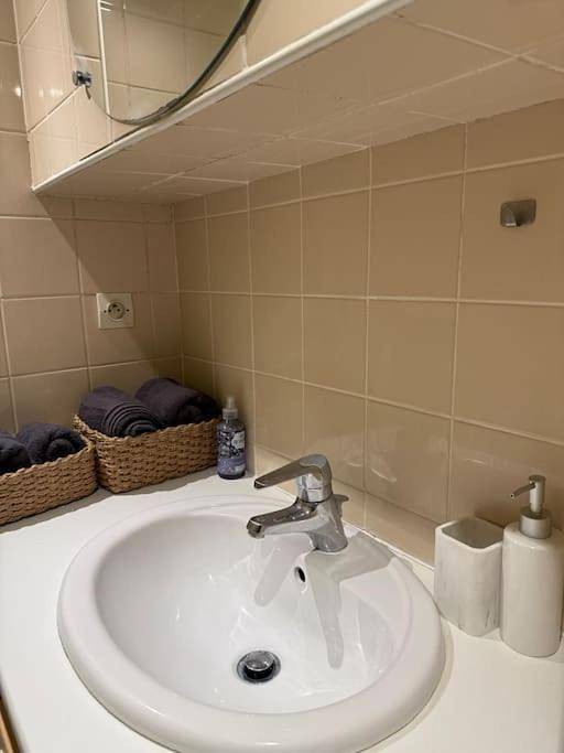 Appartement entier, One-Bedroom Apartment in Le Plessis-Robinson, Hauts-de-Seine