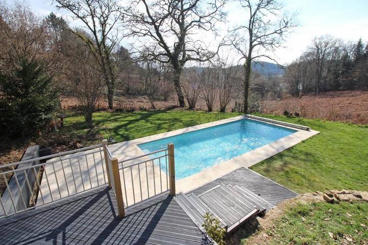 Location de vacances pour 6 personnes, avec jardin ainsi que piscine et terrasse à Thouron