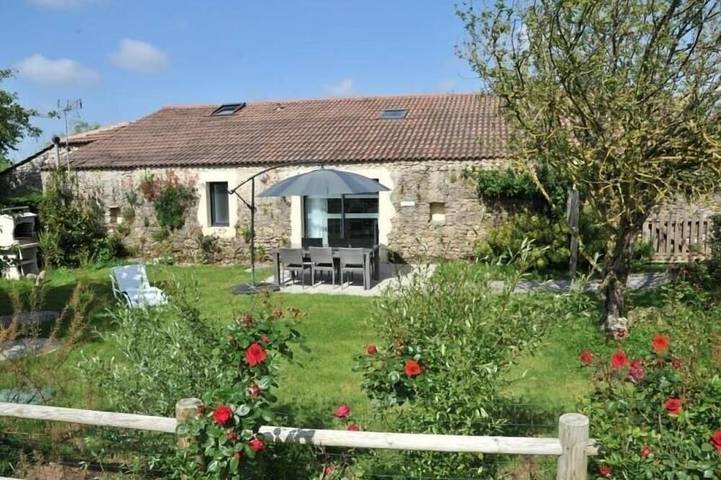 Maison de vacances pour 4 personnes, avec Jacuzzi et Terrasse ainsi que Jardin et Piscine à Soullans