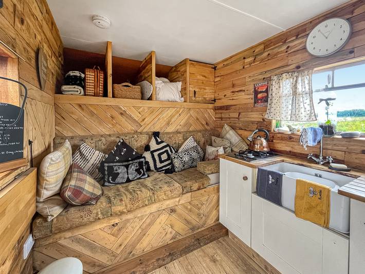 Log cabin for 2 people, with garden, with pets in South Downs