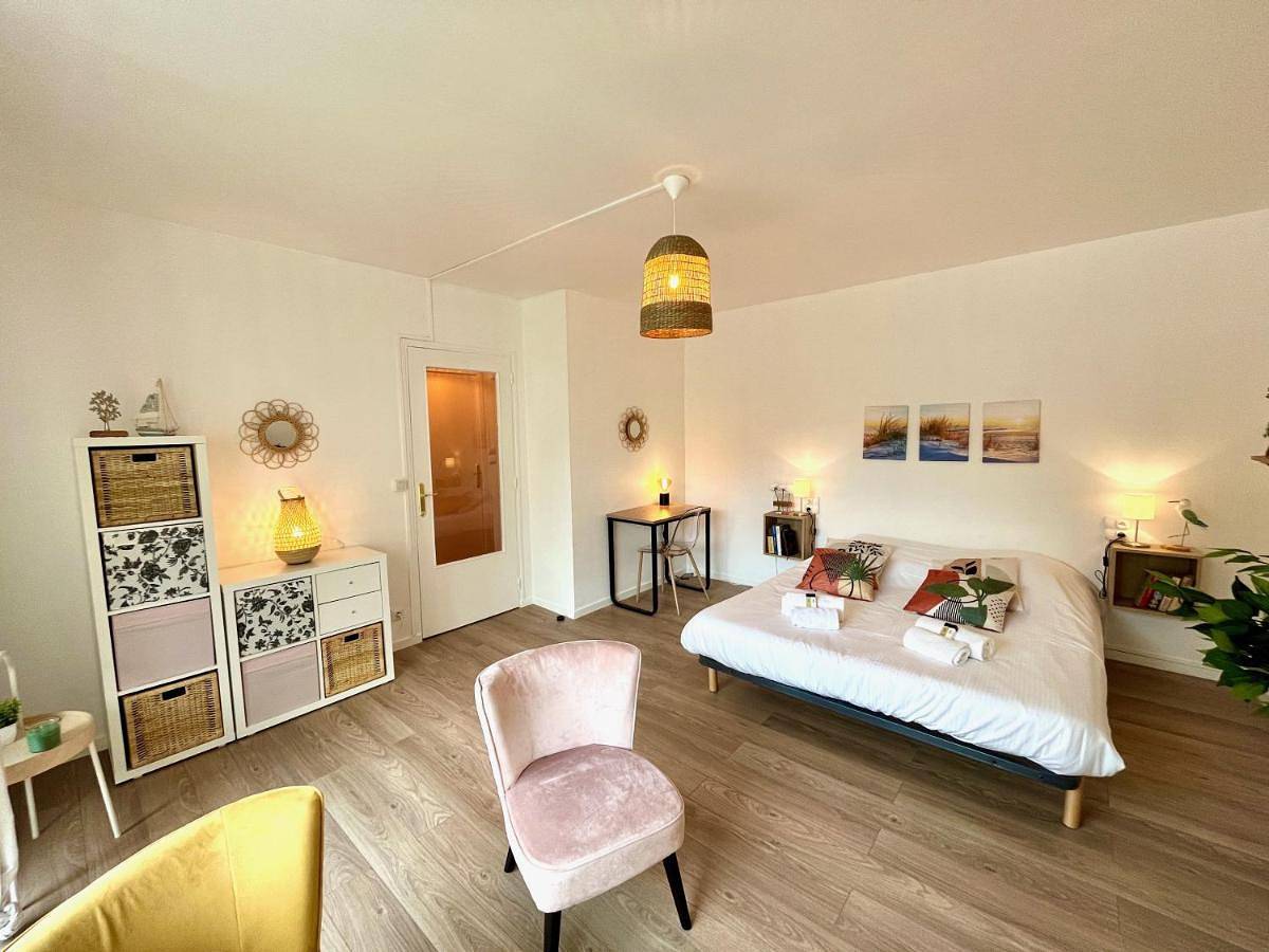 Appartement entier, Studio with Balcony in Caen, Région de Caen